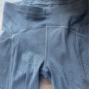 Lululemon Power Thru High-Rise Tight 25"
Crackle Glaze Coal Black size 6